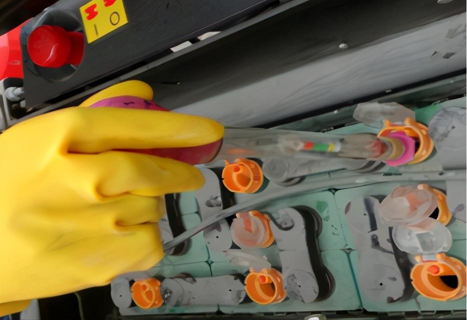 叉車蓄電池怎么加水？加水設備有哪些？