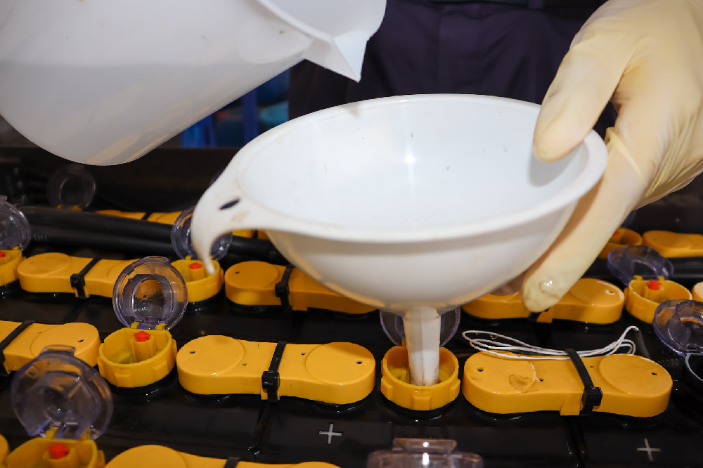 鉛酸電池加液有用嗎？蒸餾水、電解液、修復液有什么區別